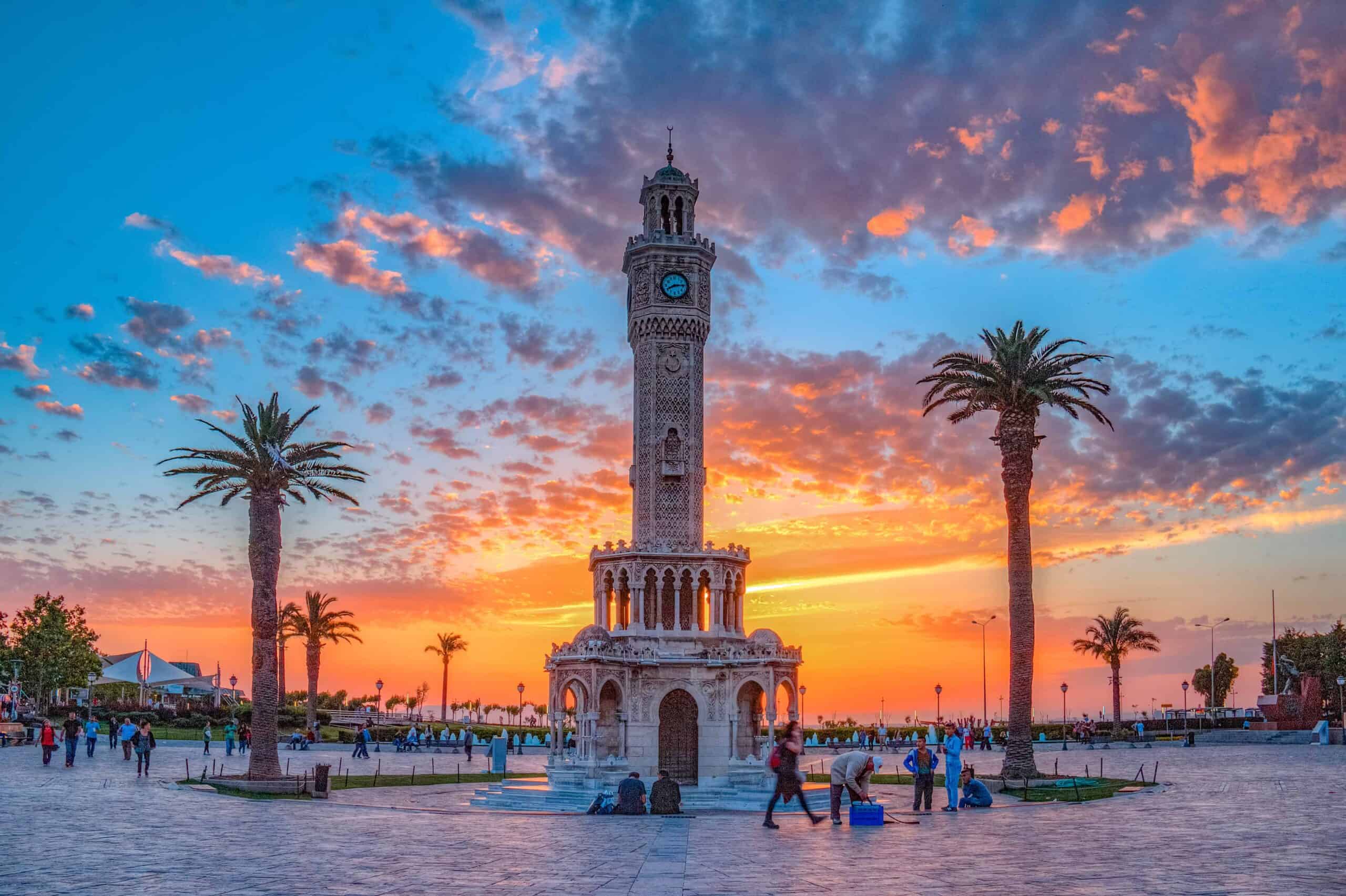 İzmir Saat Kulesi, Konak