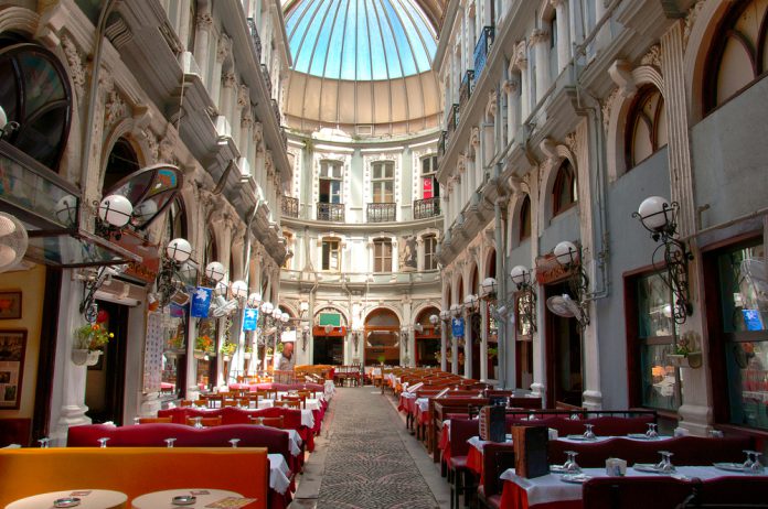 İstanbul’daki Tarihi Çarşılar Çiçek Pasajı