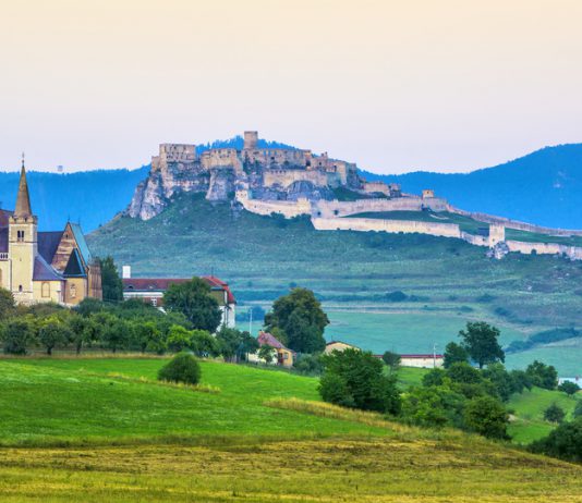 Kaleler, Dağlar ve Renkli Sokaklar: Slovakya Gezilecek Yerler Kaleler, Dağlar ve Renkli Sokaklar: Slovakya Gezilecek Yerler