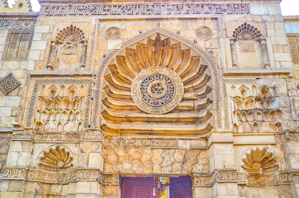 El Aqmar Camii (Al-Jam`e Al-Aqmar veya Gri Camii ) Kahire