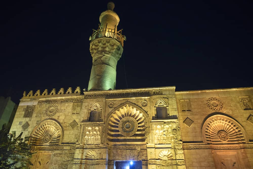 El Aqmar Camii (Al-Jam`e Al-Aqmar veya Gri Camii ) Kahire