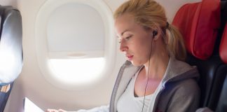 Uzun Uçak Yolculuğu Nasıl Kolay Geçer? Uçak Yolculuğu Sırasında Dergi Okumak