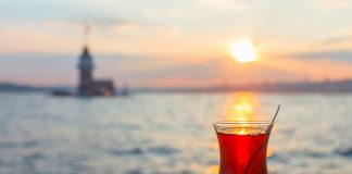 İstanbul’da Çay Keyfi İçin En İyi 10 Mekan Türk Çayı Kız Kulesi