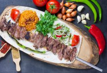 Erzurum’da Ne Yenir, Nerede Yenir? Erzurum Cağ Kebabı