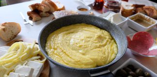 Karadeniz Mutfağı’nın En Sevilen Yöresel Yemekleri Karadeniz Bölgesi'nde Kahvaltı Mıhlama