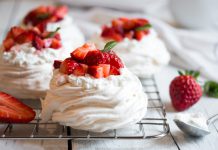 İstanbul Pastaneleri: Şehrin Enfes Lezzet Duraklarına Yolculuk Pavlova Hazırlanışı, Pavlova Tarifi