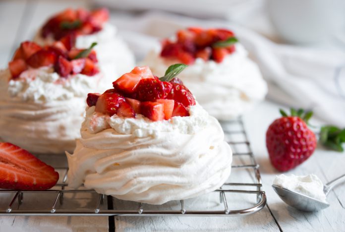 İstanbul Pastaneleri: Şehrin Enfes Lezzet Duraklarına Yolculuk Pavlova Hazırlanışı, Pavlova Tarifi