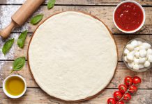 Evde Kolayca Yapabileceğiniz 11 Fast-Food Tarifi Pizza Yapımı