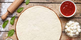 Evde Kolayca Yapabileceğiniz 11 Fast-Food Tarifi Pizza Yapımı