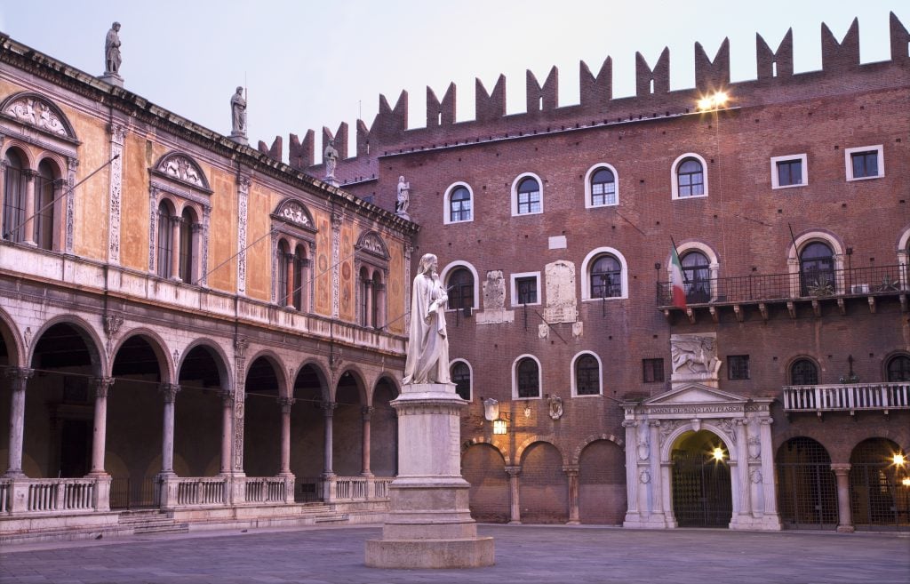 Beyler Meydanı (Piazza Dei Signori) ve Dante Heykeli- Verona İtalya