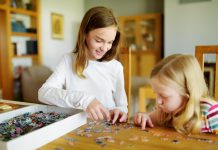 Evde Yapılabilecek 15 Farklı Aktivite ve Etkinlik Puzzle Yapan Çocuklar