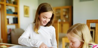 Evde Yapılabilecek 15 Farklı Aktivite ve Etkinlik Puzzle Yapan Çocuklar