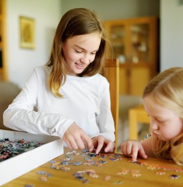 Evde Yapılabilecek 15 Farklı Aktivite ve Etkinlik Puzzle Yapan Çocuklar
