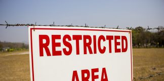 Dünyada Girilmesi İmkansız ve Yasak Olan 10 Yer Yasaklı Bölge Tabelası