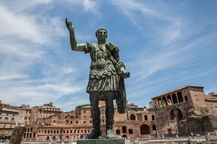 Julius Caesar Heykeli, Via dei Fori Imperiali, Roma