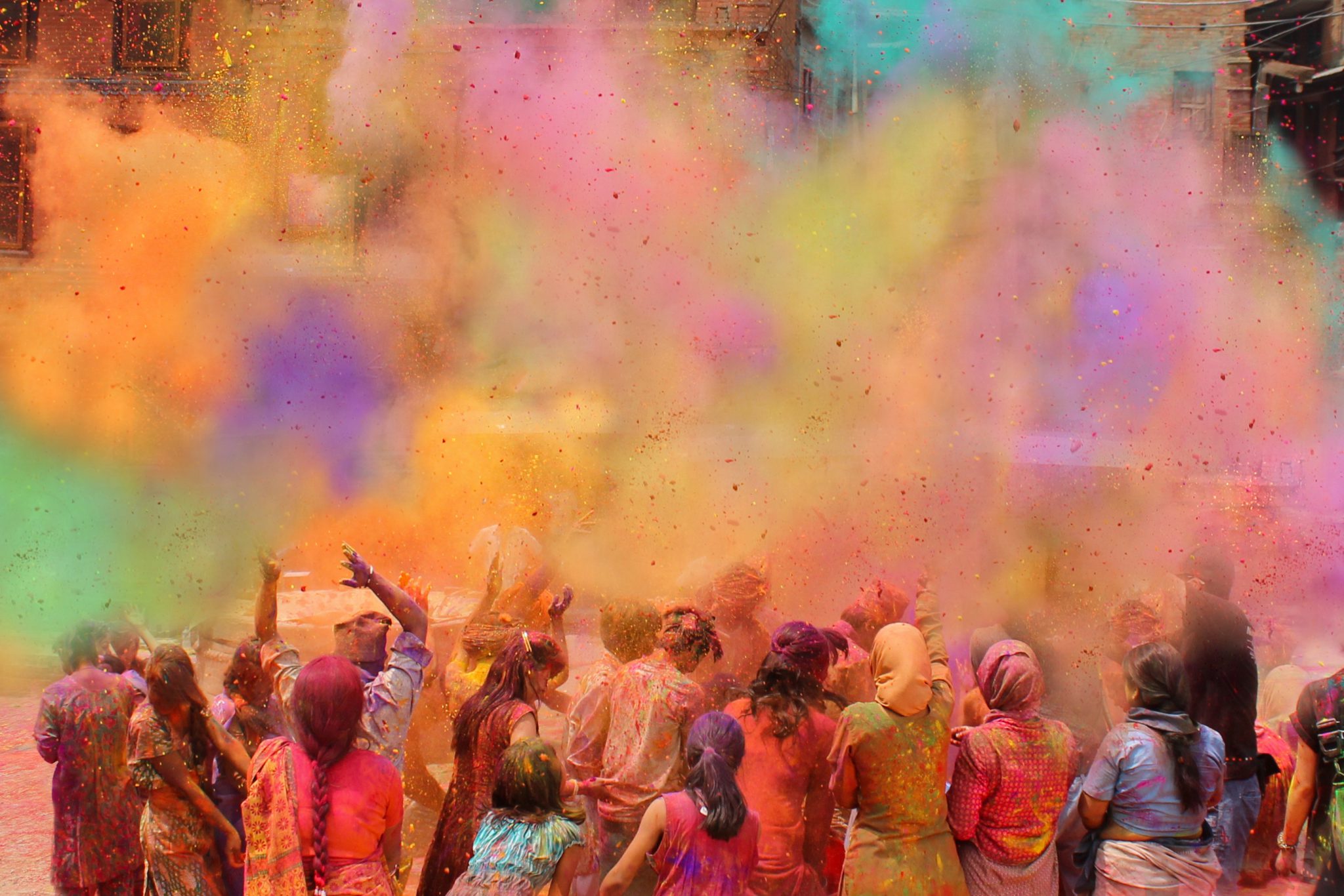 Что значит фестиваль. Фестиваль Холи в Индии. Фестиваль красок Холи в Индии. Праздник красок Холи в Индии.