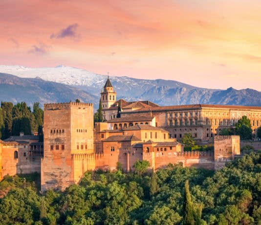 El Hamra Sarayı Nerede ve El Hamra’ya Nasıl Gidilir? El Hamra Sarayı