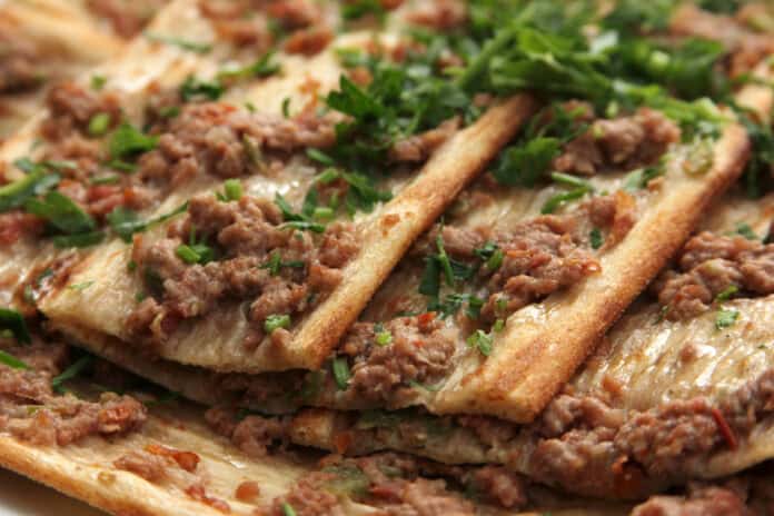 Konya’nın Meşhur Yemekleri Konya Etli Ekmek