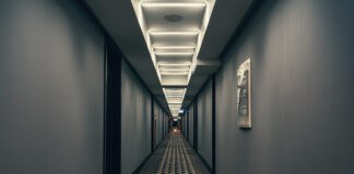 Ürpertici Görüntüleriyle Dünyanın Terk Edilmiş 8 Oteli Korkutucu Otel Koridoru