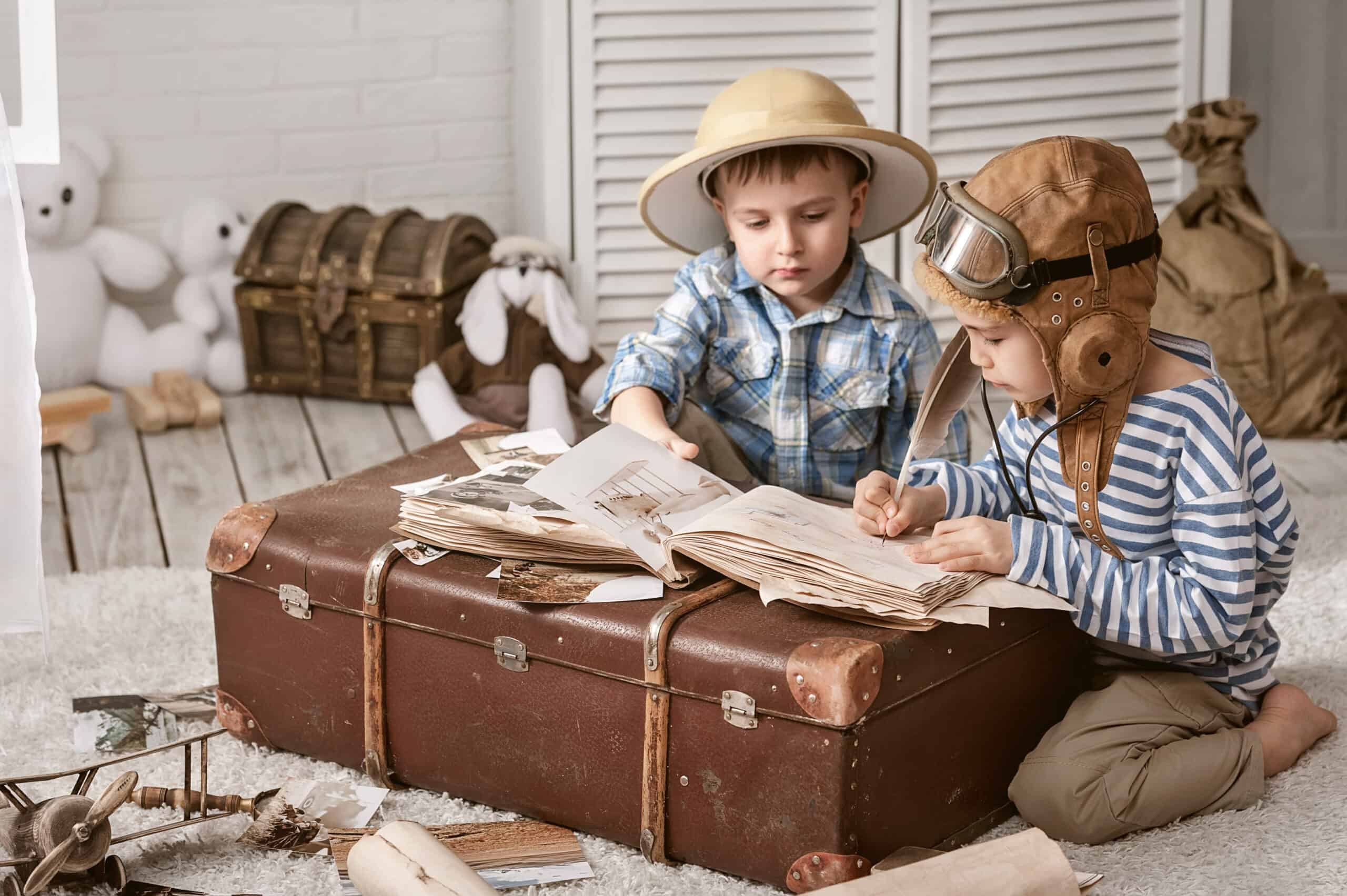 Отправьтесь юные читатели в мир увлекательных путешествий. Чемодан для детей. Дети путешественники. Путешествие с детьми. Дети путешествуют.
