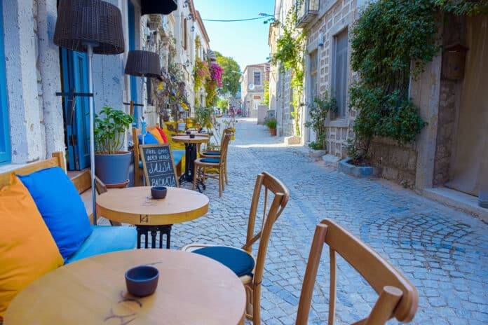 İzmir’de Bilgisayarınızı Alıp Gidebileceğiniz 12 Sakin Çalışma Mekanı İzmir kafe