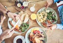 Seyahat Ederken Nasıl Sağlıklı Besleniriz?