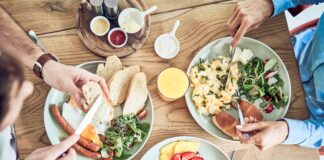 Seyahat Ederken Nasıl Sağlıklı Besleniriz?