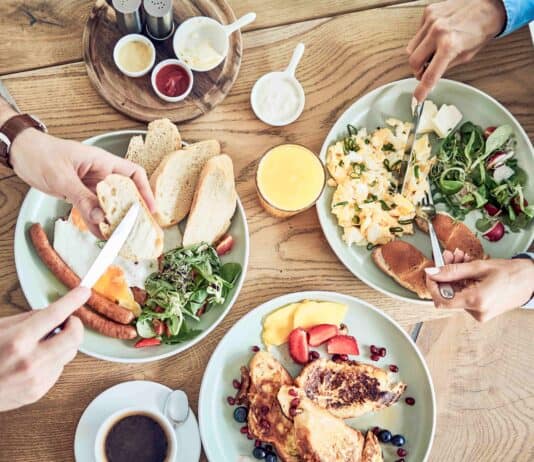 Seyahat Ederken Nasıl Sağlıklı Besleniriz?