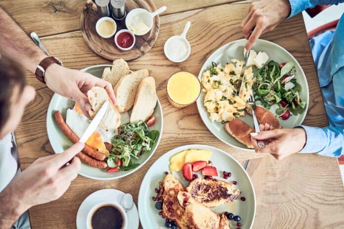 Seyahat Ederken Nasıl Sağlıklı Besleniriz?