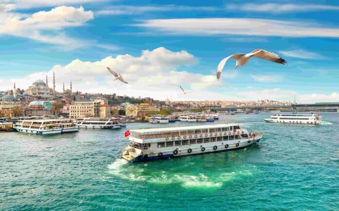 İstanbul’u Turist Gibi Gezmek: İstanbul’da Yapılacak 15 Turist Aktivitesi İstanbul’u Turist Gibi Gezin