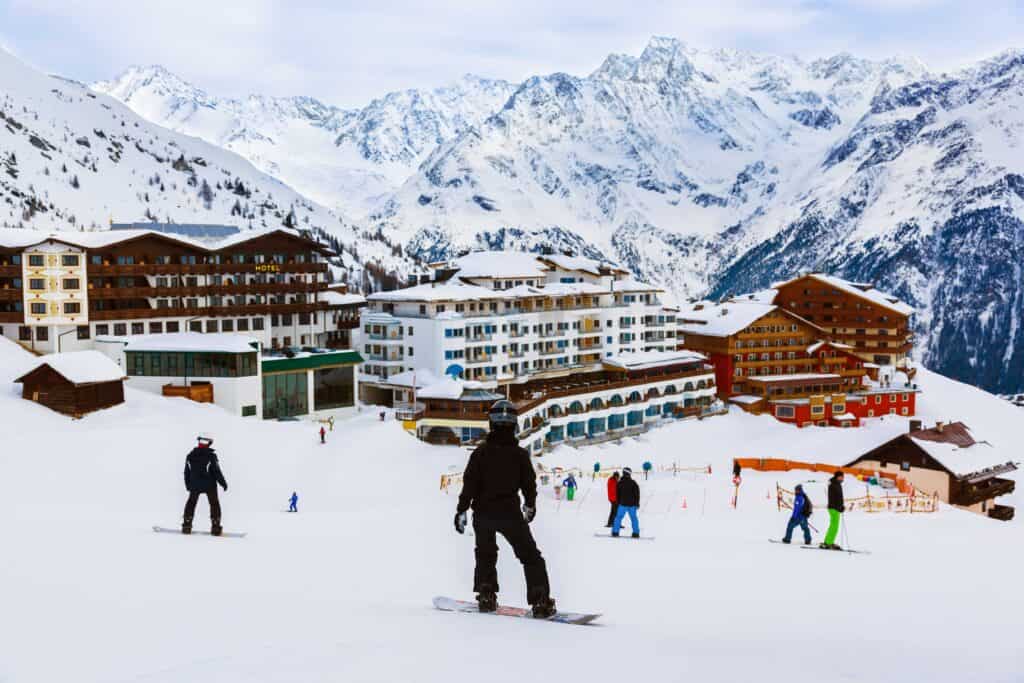 Kar Kaplı Zirvelerde Huzur: Kayak Tatili İçin Harika Oteller