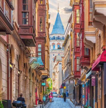 İlginç Hikayeleriyle Dikkat Çeken Beyoğlu’nun 10 Tarihi Binası Beyoğlu'nun Tarihi Binaları