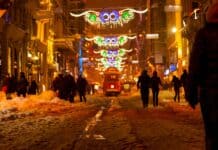 İstanbul’un Yeni Yıl Süslemeleri ile Dikkat Çeken Mekanları İstiklal Caddesi