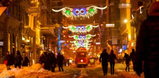 İstanbul’da Yeni Yıl Ruhunu Yaşayabileceğiniz 10 Yer İstanbul’un Yeni Yıl Süslemeleri ile Dikkat Çeken Mekanları