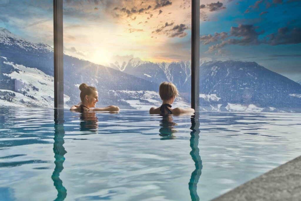 Kayak tatilinde saunaya ve ısıtmalı havuza girebileceğiniz mayo alabilirsiniz. 