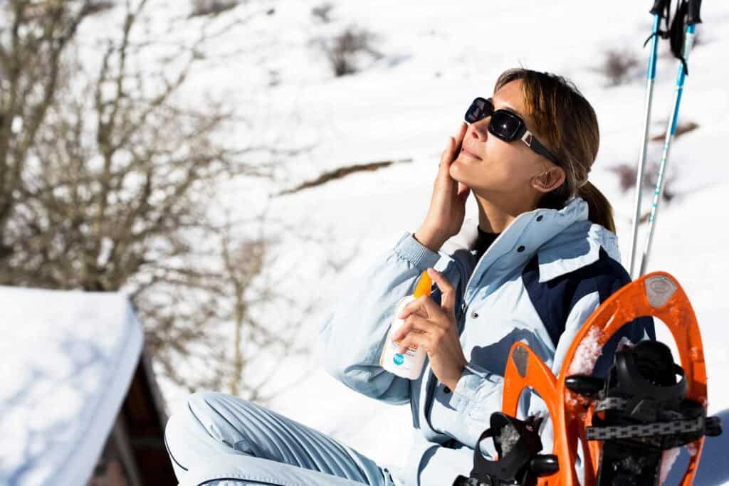 Kayak tatilinde güneş kremi ve nemlendirici kullanmak oldukça önemli.