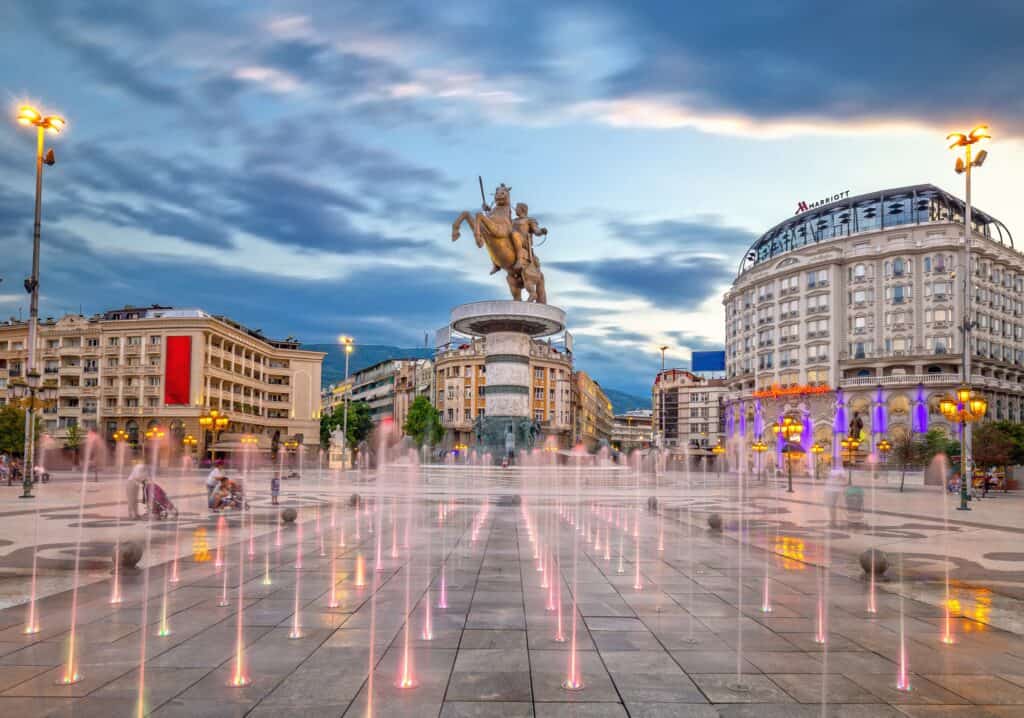 Makedonya Meydanı ve Büyük İskender Anıtı