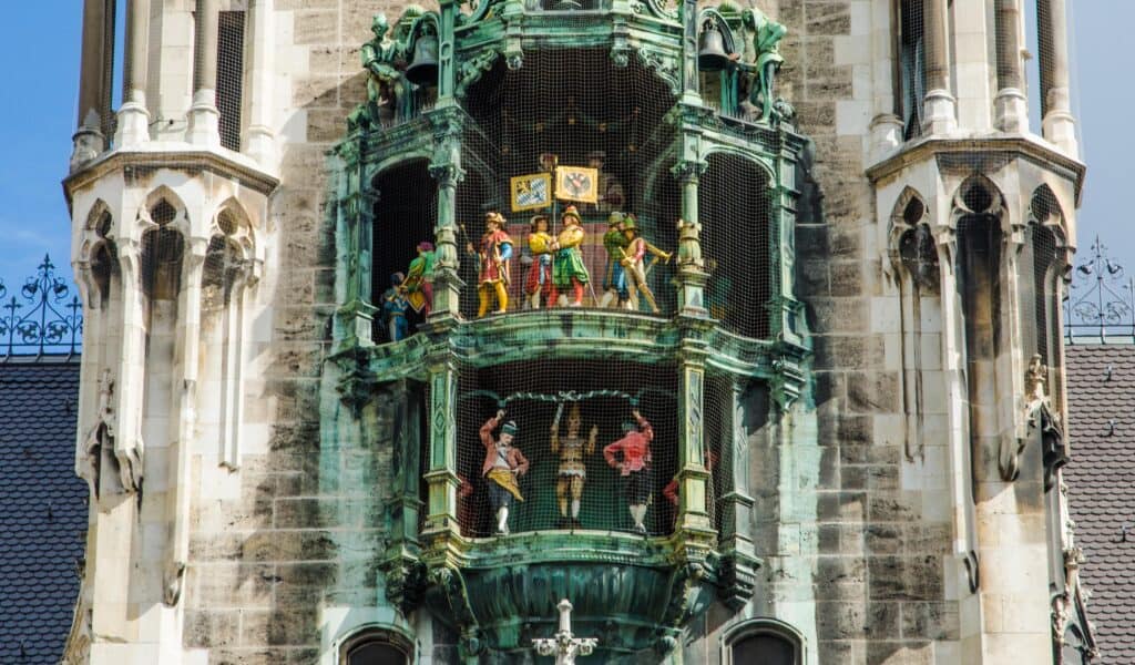 Münih,  Glockenspiel Gösterisi, Yeni Belediye Binası