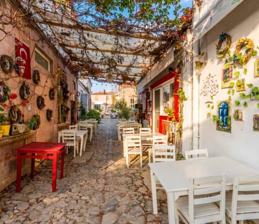 Cunda Adası Gezilecek Yerler: Tarihi Sokaklardan Sessiz Koylara Uzanan Bir Rota Cunda Adası Gezilecek Yerler: Tarihi Sokaklardan Sessiz Koylara Uzanan Bir Rota