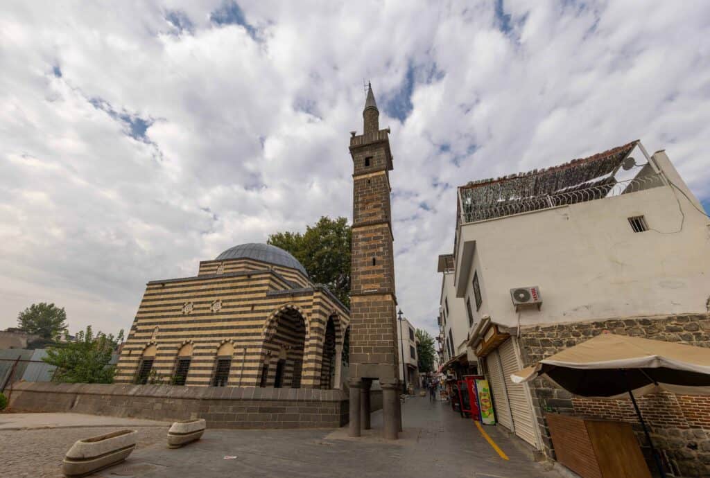 Dört Ayaklı Minare ve Şeyh Mutahhar Cami