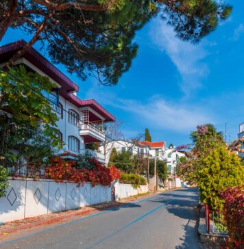 Burgazada Gezilecek Yerler: Adanın En Güzel Koyları ve Tarihi Noktaları Burgazada Gezilecek Yerler: Adanın En Güzel Koyları ve Tarihi Noktaları