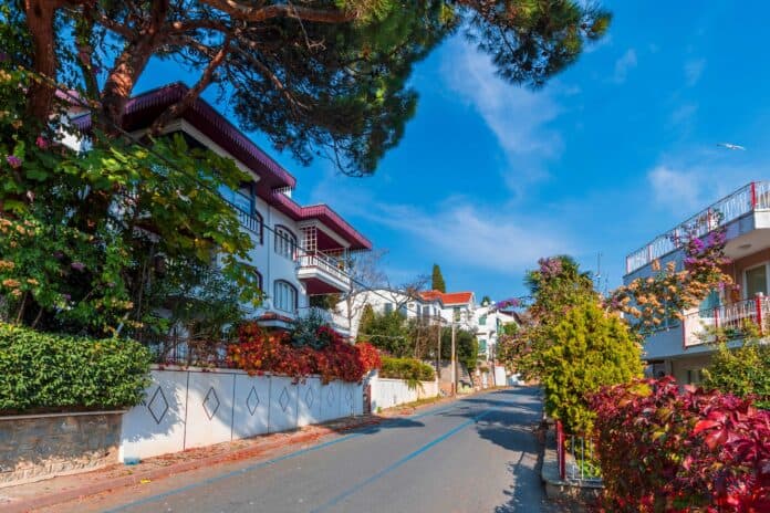 Burgazada Gezilecek Yerler: Adanın En Güzel Koyları ve Tarihi Noktaları Burgazada Gezilecek Yerler: Adanın En Güzel Koyları ve Tarihi Noktaları