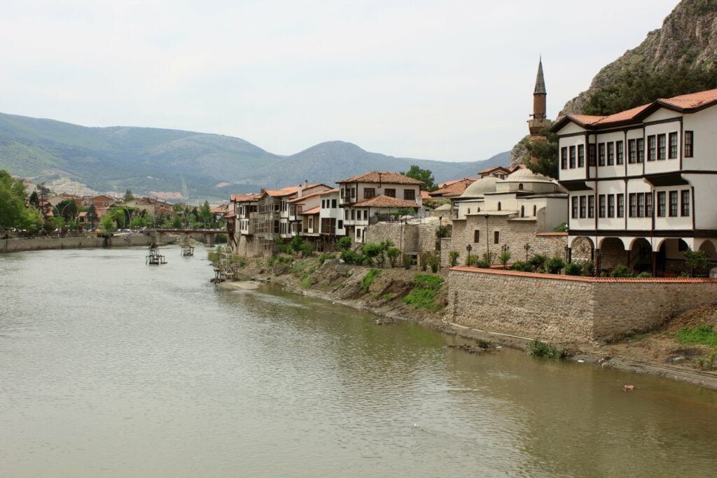 Amasya Gezi̇lecek Yerler: Yeşi̇lirmak’in Kiyisinda Keyi̇fli̇ Bi̇r Tati̇l