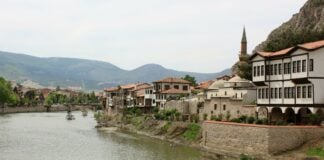 Amasya Gezi̇lecek Yerler: Yeşi̇lirmak’in Kiyisinda Keyi̇fli̇ Bi̇r Tati̇l