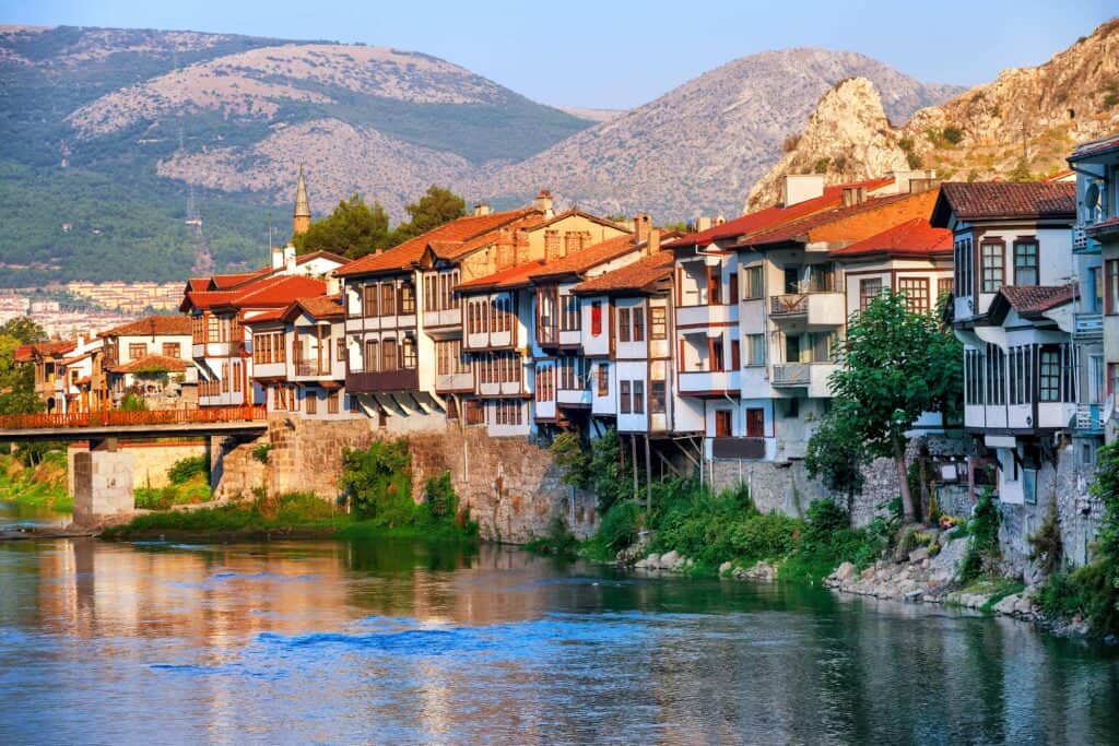 Amasya Gezi̇lecek Yerler: Yeşi̇lırmak’ın Kıyısında Keyi̇fli̇ Bi̇r Tati̇l