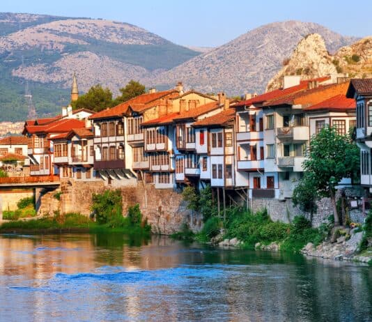 Amasya Gezilecek Yerler: Yeşilırmak’ın Kıyısında Keyifli Bir Tatil Amasya Gezi̇lecek Yerler: Yeşi̇lırmak’ın Kıyısında Keyi̇fli̇ Bi̇r Tati̇l