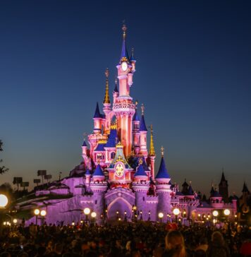 Disney Dünyasına Yolculuk: Dünyanın En Büyüleyici 7 Disney Parkı Disney Dünyasına Yolculuk: Dünyanın En Büyüleyici 7 Disney Parkı