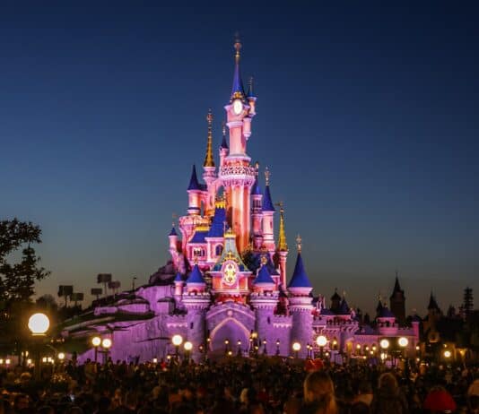 Disney Dünyasına Yolculuk: Dünyanın En Büyüleyici 7 Disney Parkı Disney Dünyasına Yolculuk: Dünyanın En Büyüleyici 7 Disney Parkı