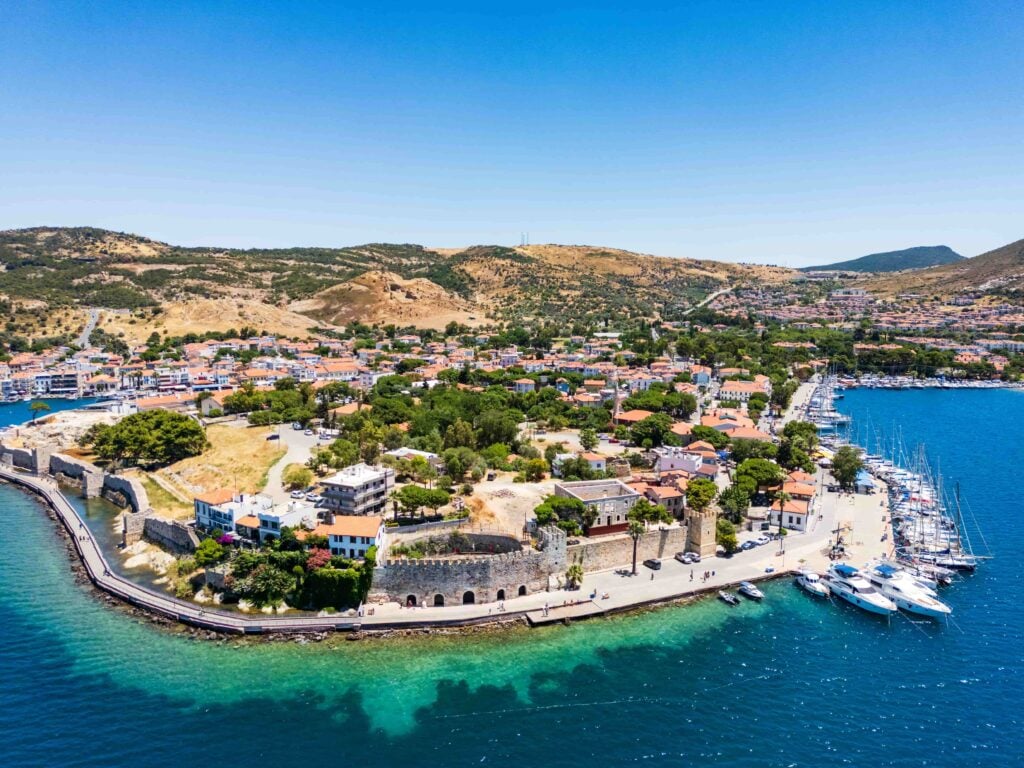 Eski Foça’da Gezilecek Yerler: Tarihle Doğanın Buluştuğu Sahil Kasabası