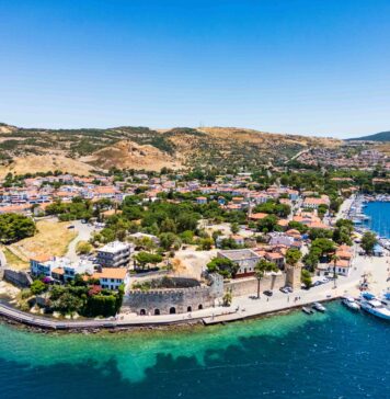 Eski Foça’da Gezilecek Yerler: Tarihle Doğanın Buluştuğu Sahil Kasabası Eski Foça’da Gezilecek Yerler: Tarihle Doğanın Buluştuğu Sahil Kasabası